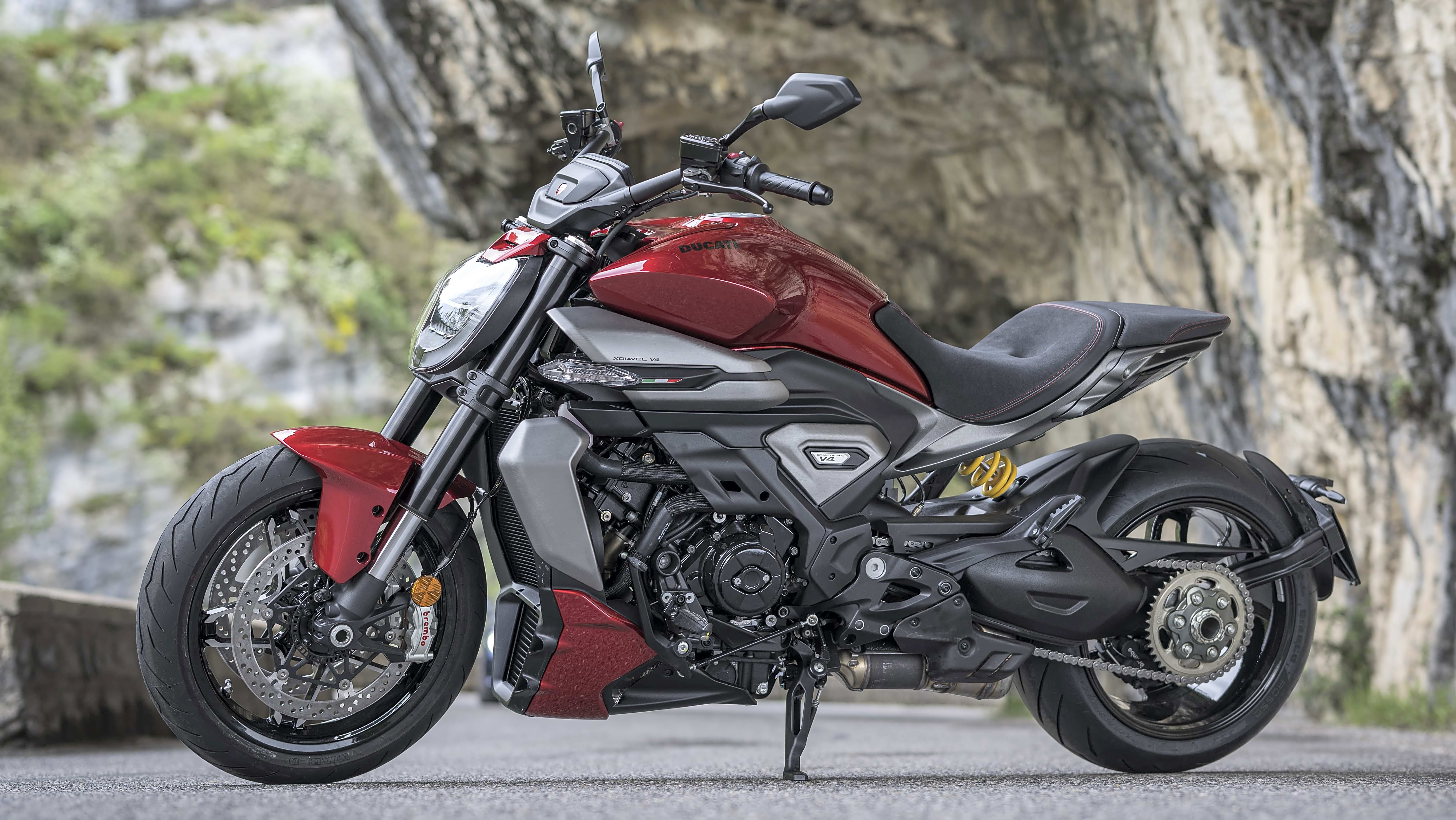 Vom mächtigen V4, der die XDiavel antreibt, ist wenig zu sehen, dafür umso mehr zu spüren und zu hören.