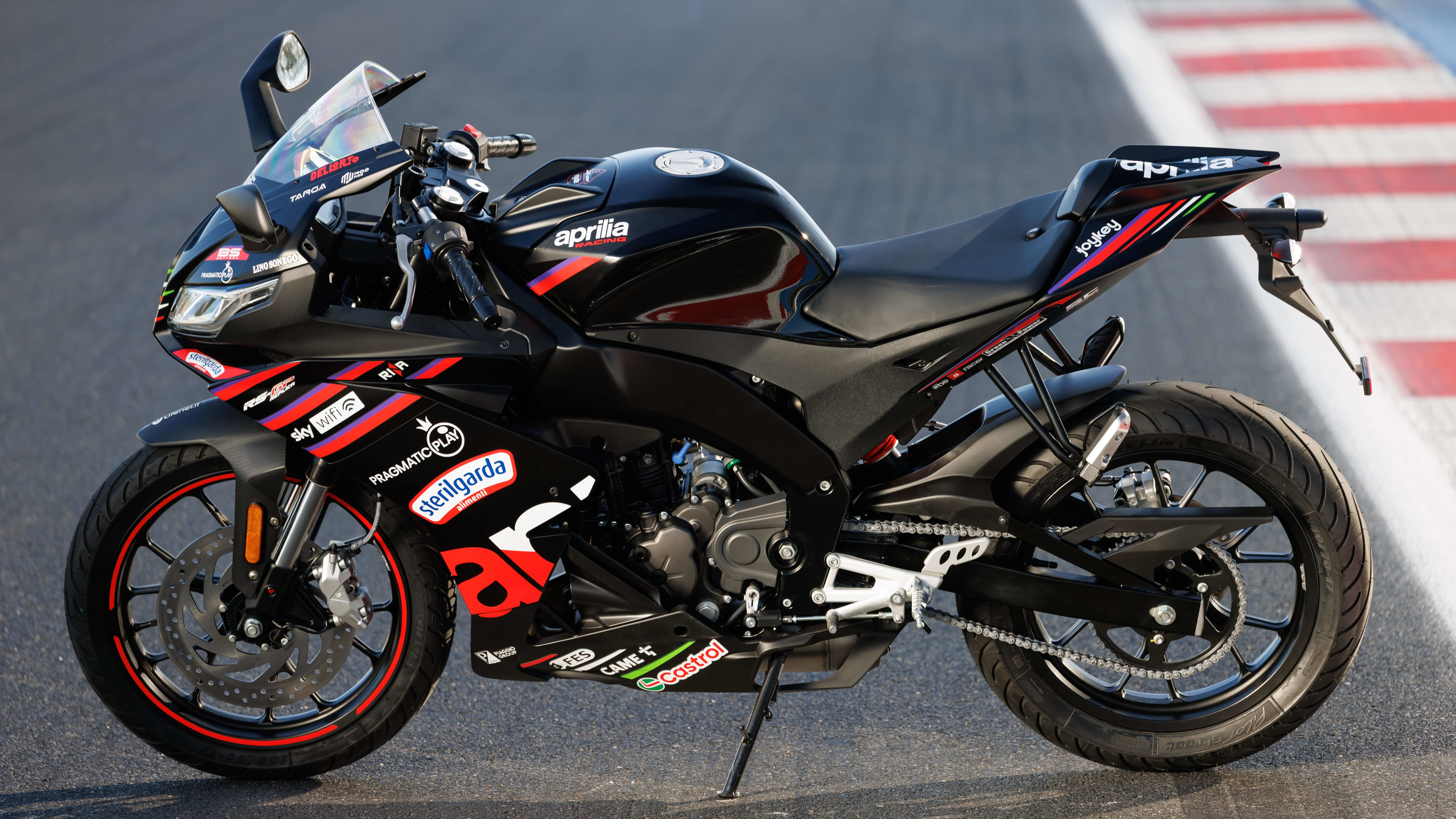Aprilia nutzt das zuletzt wieder zunehmende Drehmoment in der MotoGP für einen Ableger in der Nachwuchsklasse: Die RS 125 GP Replica verbreitet definitiv Rennsport-Flair.