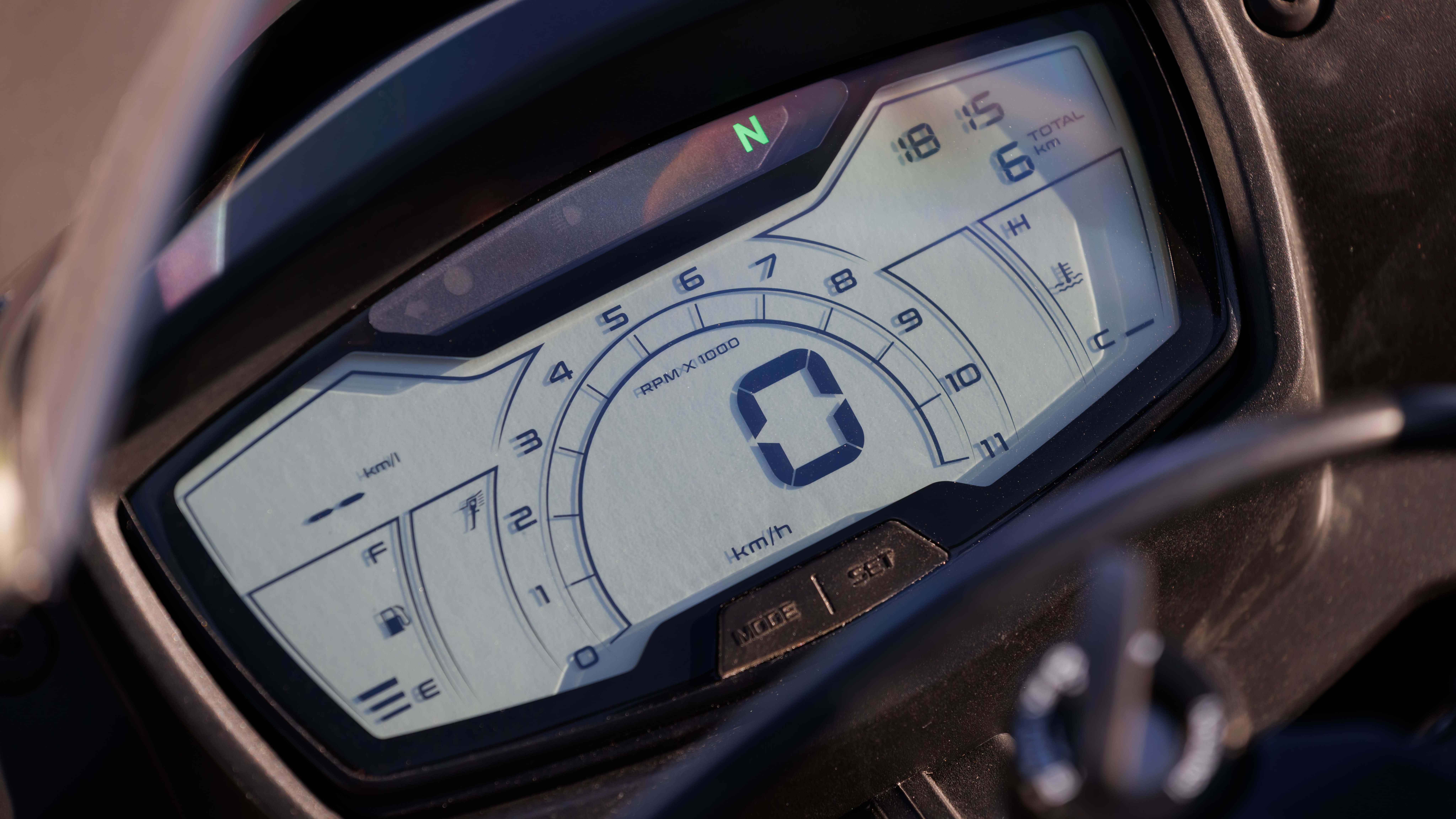 Das großformatige LCD-Display der RS ist zwar nicht der Technik letzter Schrei, verrichtet seine Dienste aber sehr sauber und informativ.