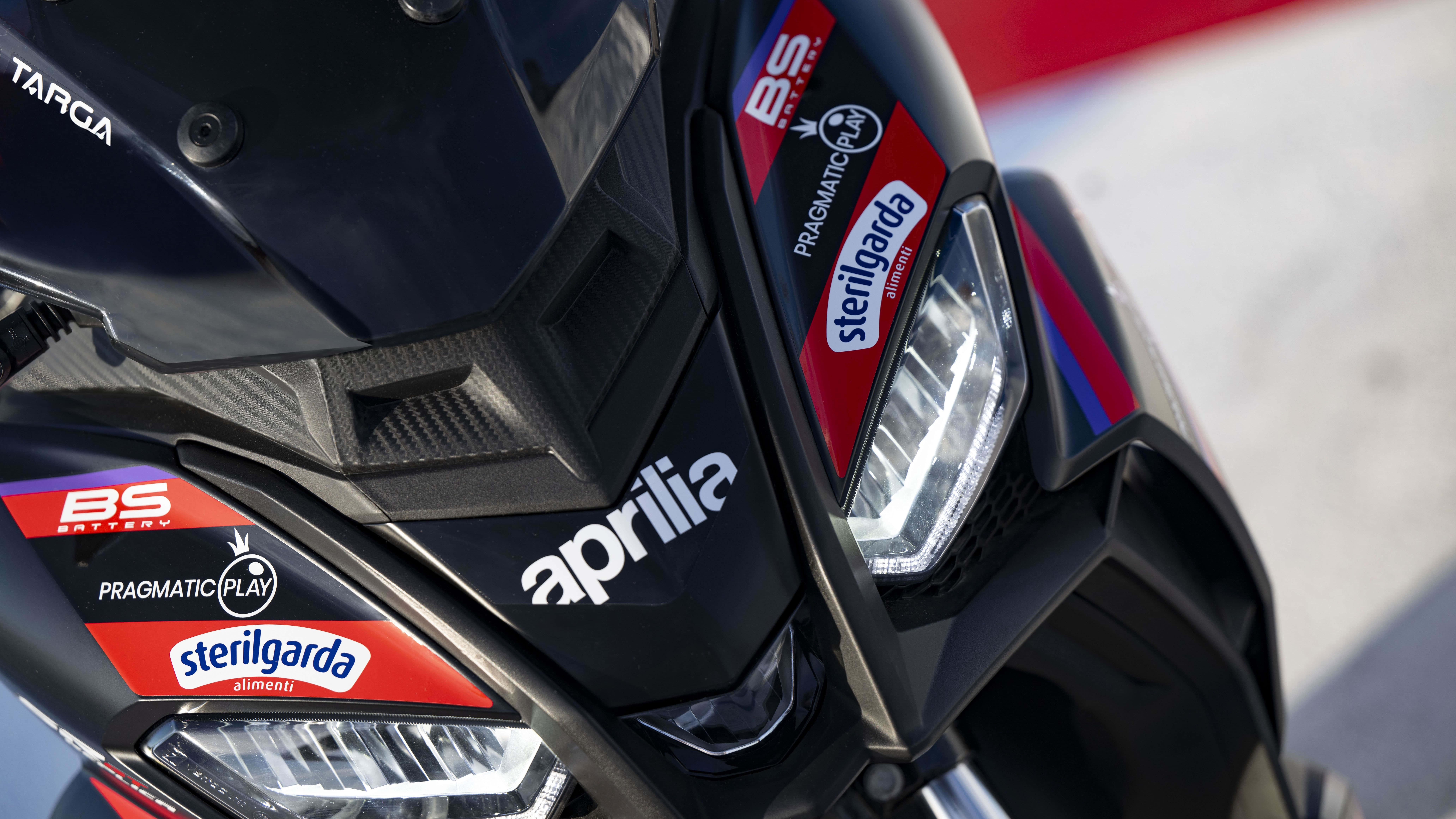 Sponsorensticker gehören zum richtigen Rennsport-Look einfach dazu.