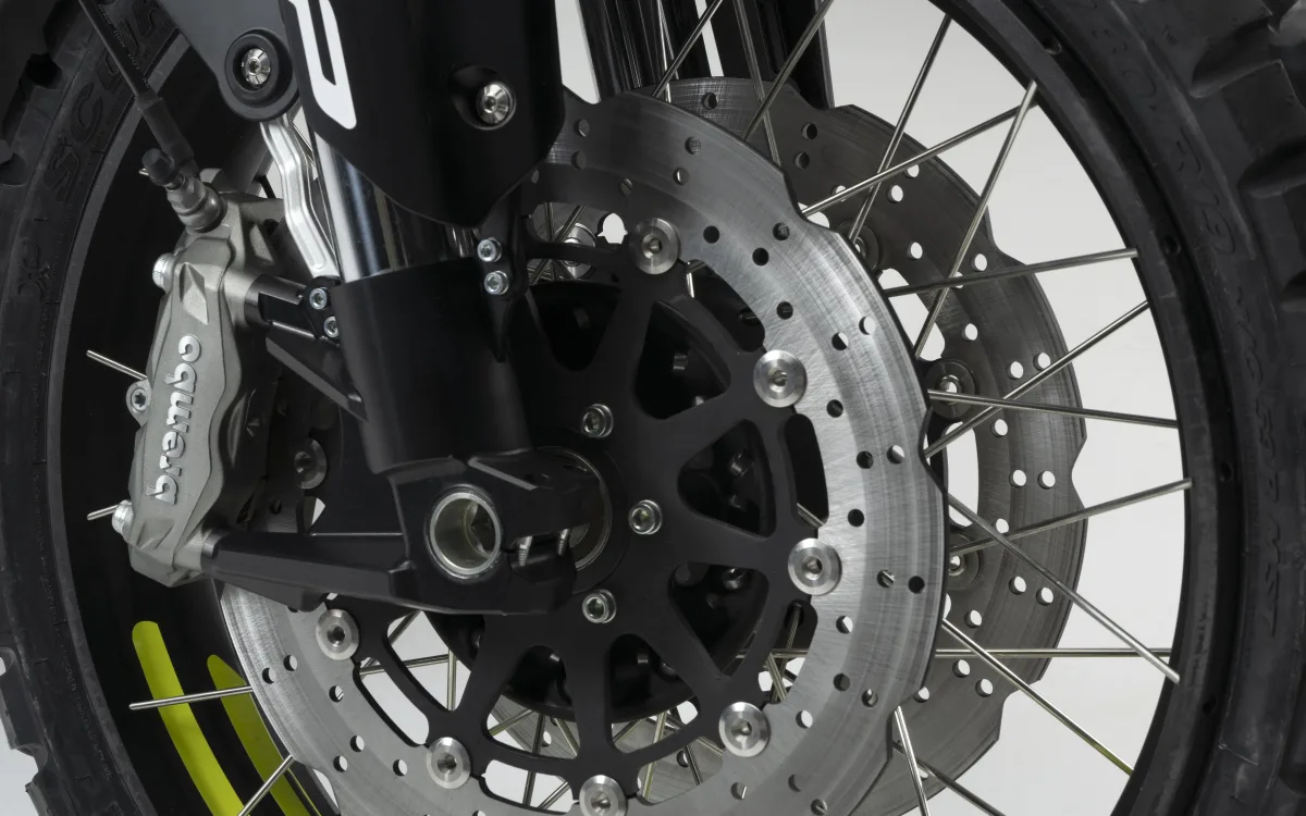 Gebremst wird bei der Benelli Xplorer standesgemäß mit einer großzügig dimensionierten Brembo-Anlage.