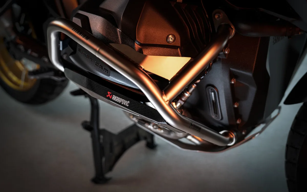 Aus Titan und damit sehr leicht kommen die Sturzbügel aus dem Hause Akrapovič daher.