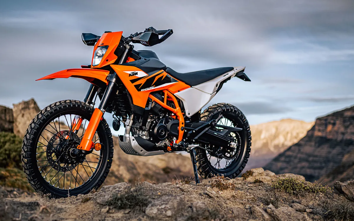 Hochbeinig und mit Respekt einflößender Sitzhöhe bietet sich KTMs neue Einsteiger-Enduro dar.
