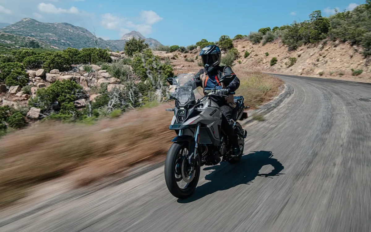 Auch die Mittelklasse-Enduro-Familie V-Strom 800 bekam frische Kleider.