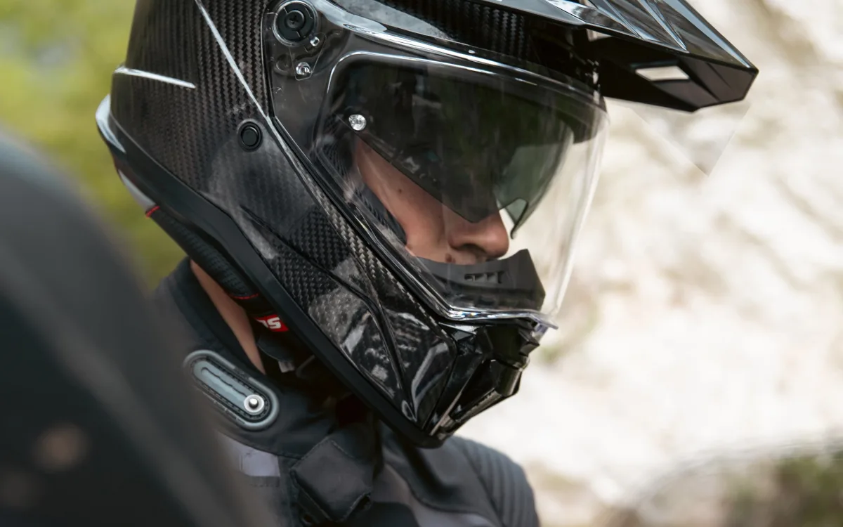 Mit Sichtkarbon umschreiben Hersteller das Weglassen von Farbe, um einen unverstellten Blick auf die Faser der Außenschale zuzulassen. Zugleich ein markanter Design-Move.