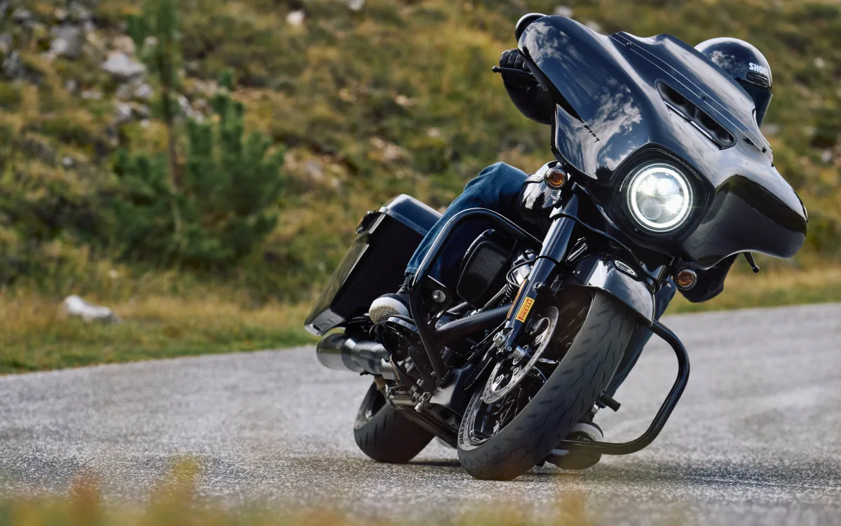 Auch echte Dickschiffe wollen mitunter sportlich bewegt werden: Pirelli hat mit dem 