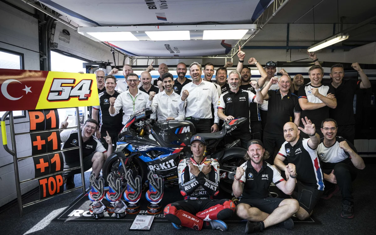 Markenbotschafter für BMW und Ausnahmekönner im Sattel: Toprak Razgatlioglu (vorne Mitte) repräsentiert den Aufschwung des Motorradsektors in der Türkei.
