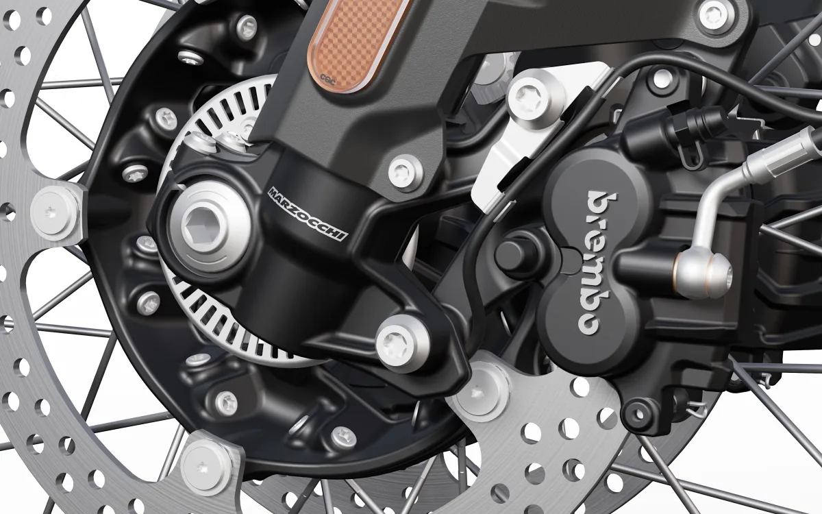 Die 310 mm durchmessenden Scheiben an der Vorderhand werden von Brembo-Material in die Zange genommen.