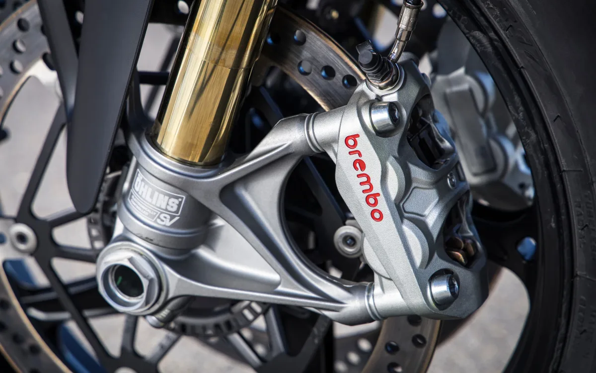 Gebremst wird die Streetfighter standesgemäß von edlem Brembo-Material.