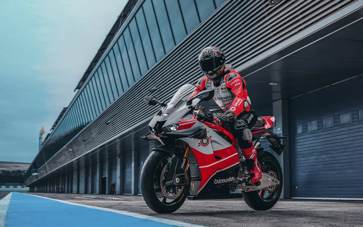 Homologationsmodell für die Superbike-WM: Die bimota KB998 Rimini. Teuer, edel - und nicht für den Straßenverkehr zugelassen.