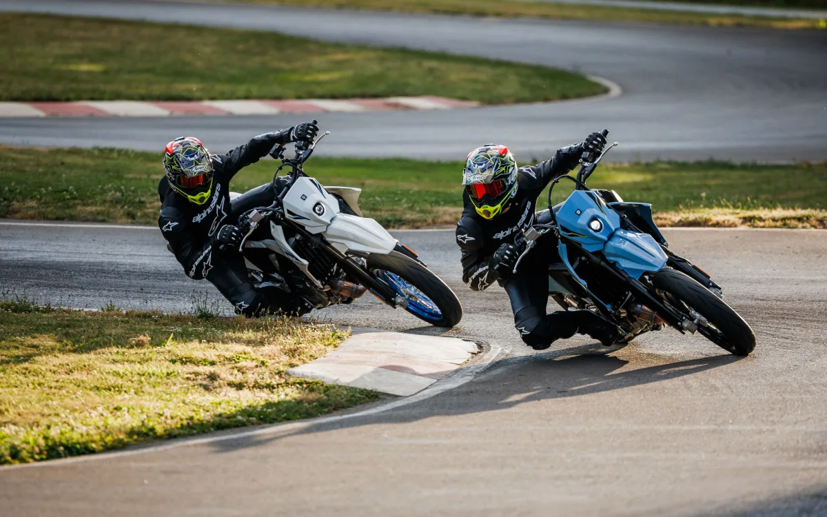 Die Supermoto-Variante lässt sich gepflegt um enge Kehren zirkeln.