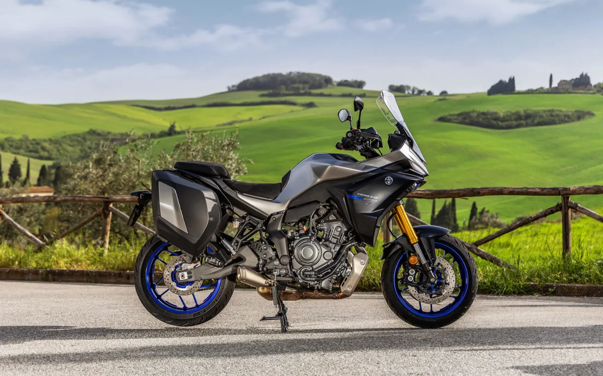 Yamaha hat die Tracer-Baureihe gezielt überarbeitet, u.a. mit einem Elektronik-Upgrade, neuem Rahmen mit längerer Schwinge und frischen Federelementen.