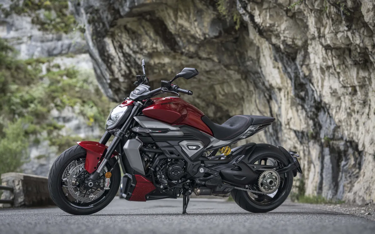 Vom mächtigen V4, der die XDiavel antreibt, ist wenig zu sehen, dafür umso mehr zu spüren und zu hören.