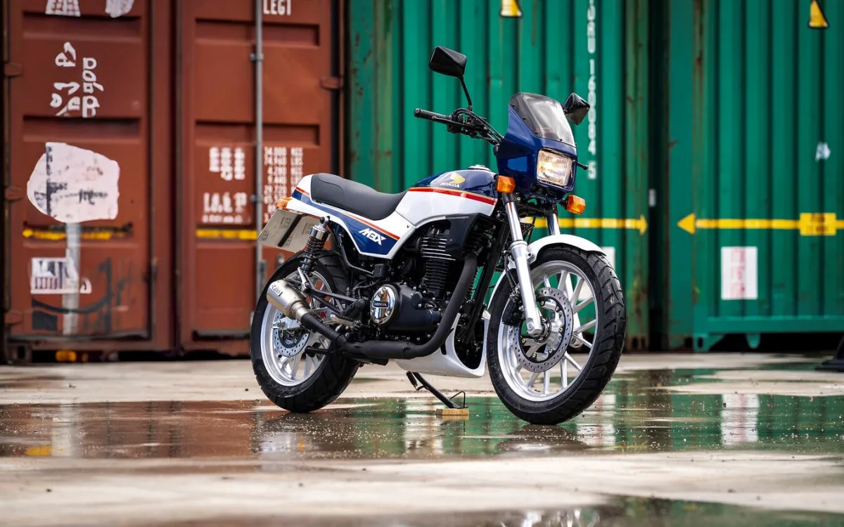 Eine GB350S im Stile einer Honda MBX 80, die von 1982 bis 1990 gebaut wurde - so kann man's auch mal machen.