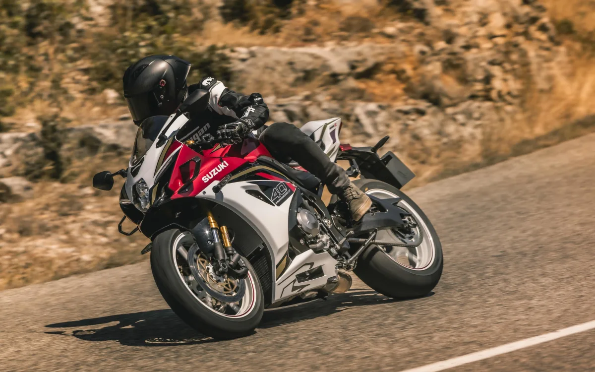 Rückkehr einer Supersportler-Legende: Suzuki entlässt die GSX-R1000R als „40th Anniversary Edition“ ab Sommer 2026 in den Freilauf.