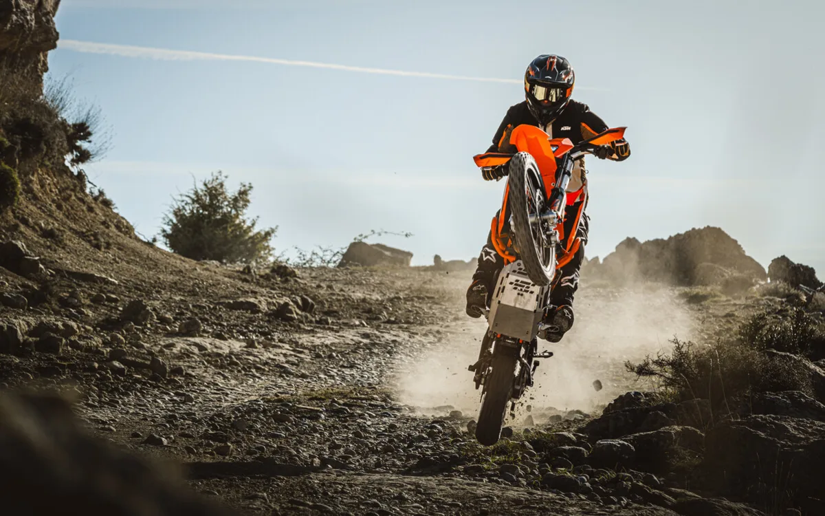 Es mangelt nicht an Vortrieb bei den 2026er KTM-Einzylindern 690 SMC R und 690 Enduro.