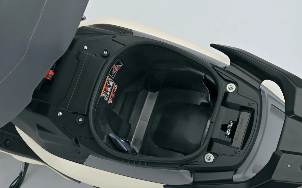 17 Liter soll das Helmfach unter der Sitzbank fassen - genug für kleinere Einkäufe oder eine Bürotasche.