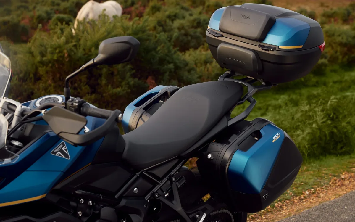 Die Tiger Sport 800 Tour bringt ab Werk eine volle Reiseausstattung mit.