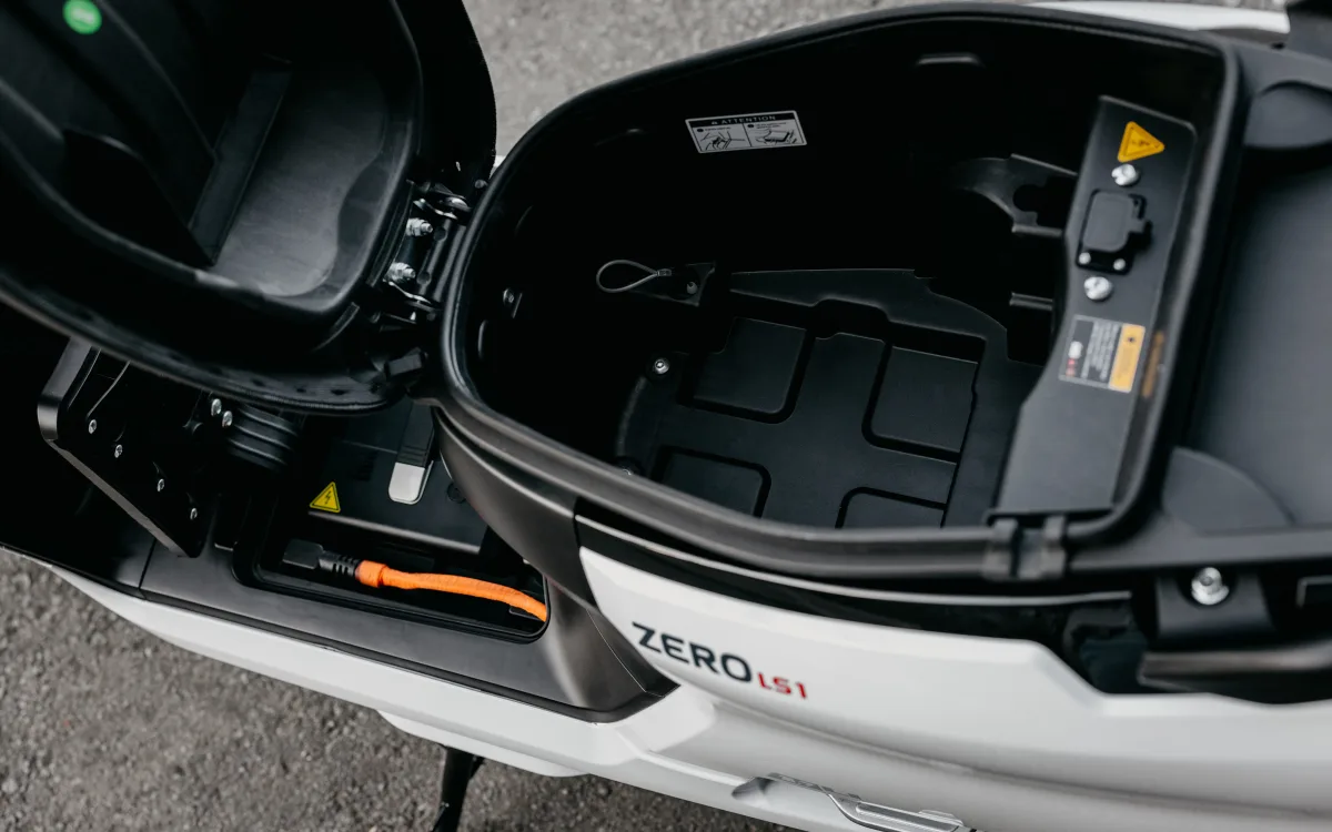 Im augenscheinlich geräumigen Staufach unter der Sitzbank lässt sich bei Bedarf ein weiterer Akku unterbringen.