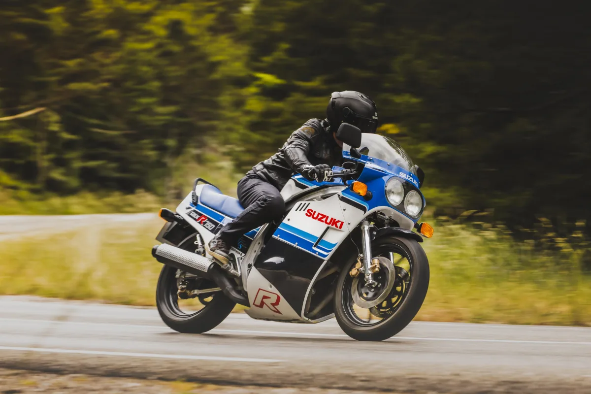 Mit der GSX‑R 750 brachte Suzuki 1985 ein Sportbike erster Güte auf die Straße und definierte damit das Supersportsegment neu.