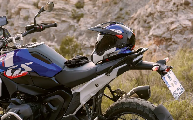 Abgestimmt aufs Flaggschiff: BMW Motorrad stellt neuen Helm GS Rallye Carbon und passendes Interkom vor