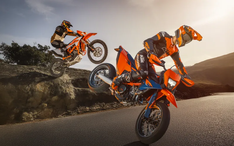 KTM präsentiert die neuen KTM 690 Enduro R und 690 SMC R anno 2026