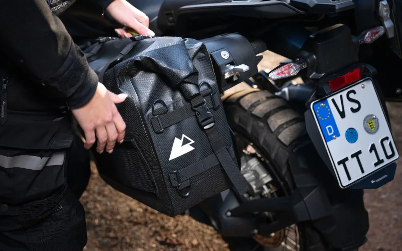 Touratech Softgepäck-System Plug & Travel: Professionelles Equipment für die BMW R 1300 GS mit Vario-Träger