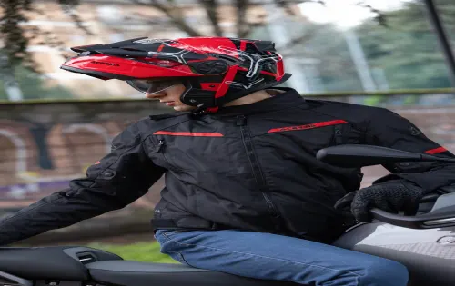 Den in mehreren Farb- und Grafikvarianten verfügbaren Rider darf man ganz legal auch offen fahren.