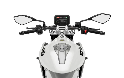 Aufgeräumtes Cockpit mit zentralem TFT-Display als Kommandozentrale.