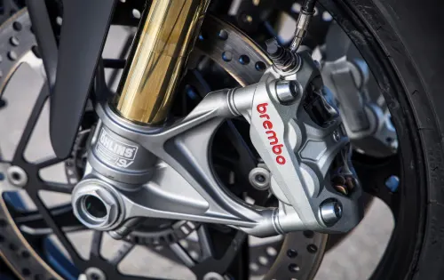 Gebremst wird die Streetfighter standesgemäß von edlem Brembo-Material.