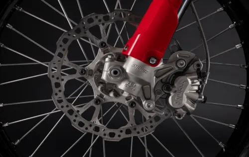 Zentrale Komponenten für Bremse und Fahrwerk stammen von namhaften Zulieferern wie Brembo, Galfer oder Showa.