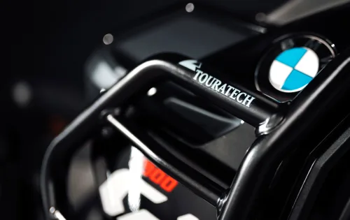 Von Touratech gibt es Schutzbügel, die Sturzschäden minimieren helfen sollen.