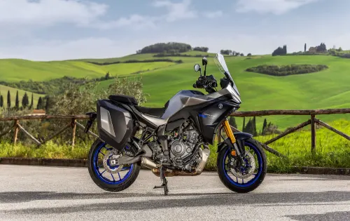 Yamaha hat die Tracer-Baureihe gezielt überarbeitet, u.a. mit einem Elektronik-Upgrade, neuem Rahmen mit längerer Schwinge und frischen Federelementen.