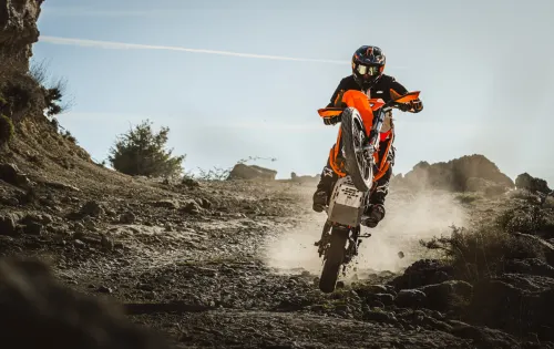 Es mangelt nicht an Vortrieb bei den 2026er KTM-Einzylindern 690 SMC R und 690 Enduro.
