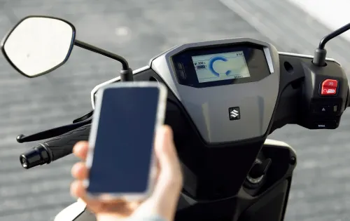 Über das Smartphone lassen sich zahlreiche Funktionen aufs großformatige Farbdisplay des e-Address spiegeln, darunter Navigation.
