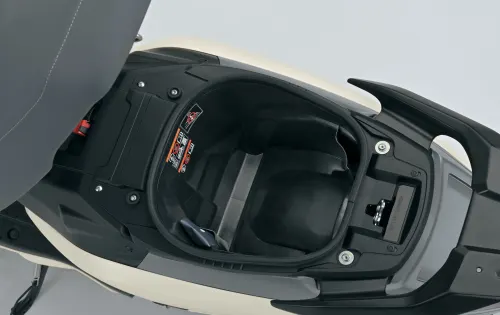 17 Liter soll das Helmfach unter der Sitzbank fassen - genug für kleinere Einkäufe oder eine Bürotasche.