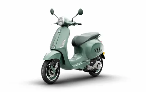 Die Marke Vespa feiert 80. Geburtstag mit farblich abgestimmten Sondermodellen wie hier der Primavera.