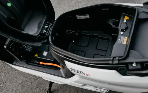 Im augenscheinlich geräumigen Staufach unter der Sitzbank lässt sich bei Bedarf ein weiterer Akku unterbringen.