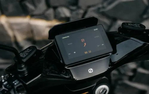 Ein Blick in die moderne Kommandozentrale des LS1, in der ein großformatiges Farb-TFT-Display dominiert.