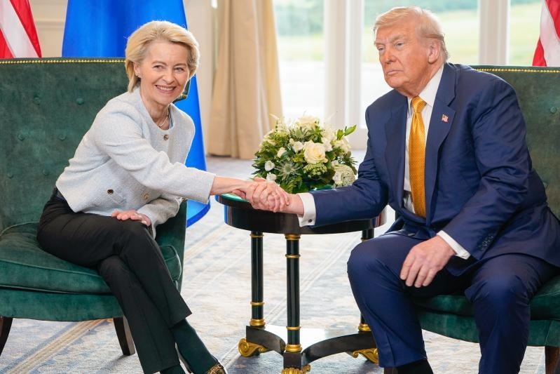 Zweifelhafter Handshake zweier ungleicher Partner: Das Handelsrahmenabkommen zwischen EU und USA gefällt den europäischen Zweiradherstellern nicht.