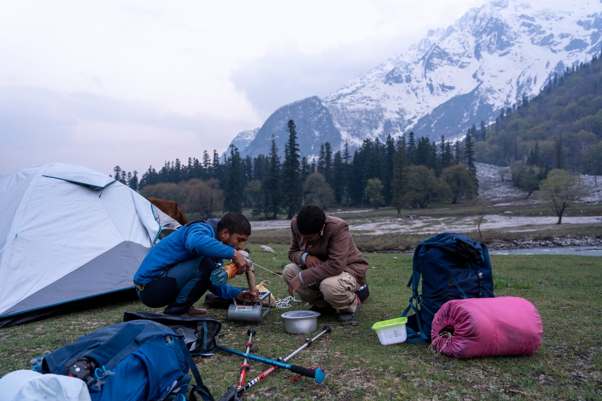 2 people cooking at campsite in Mulling