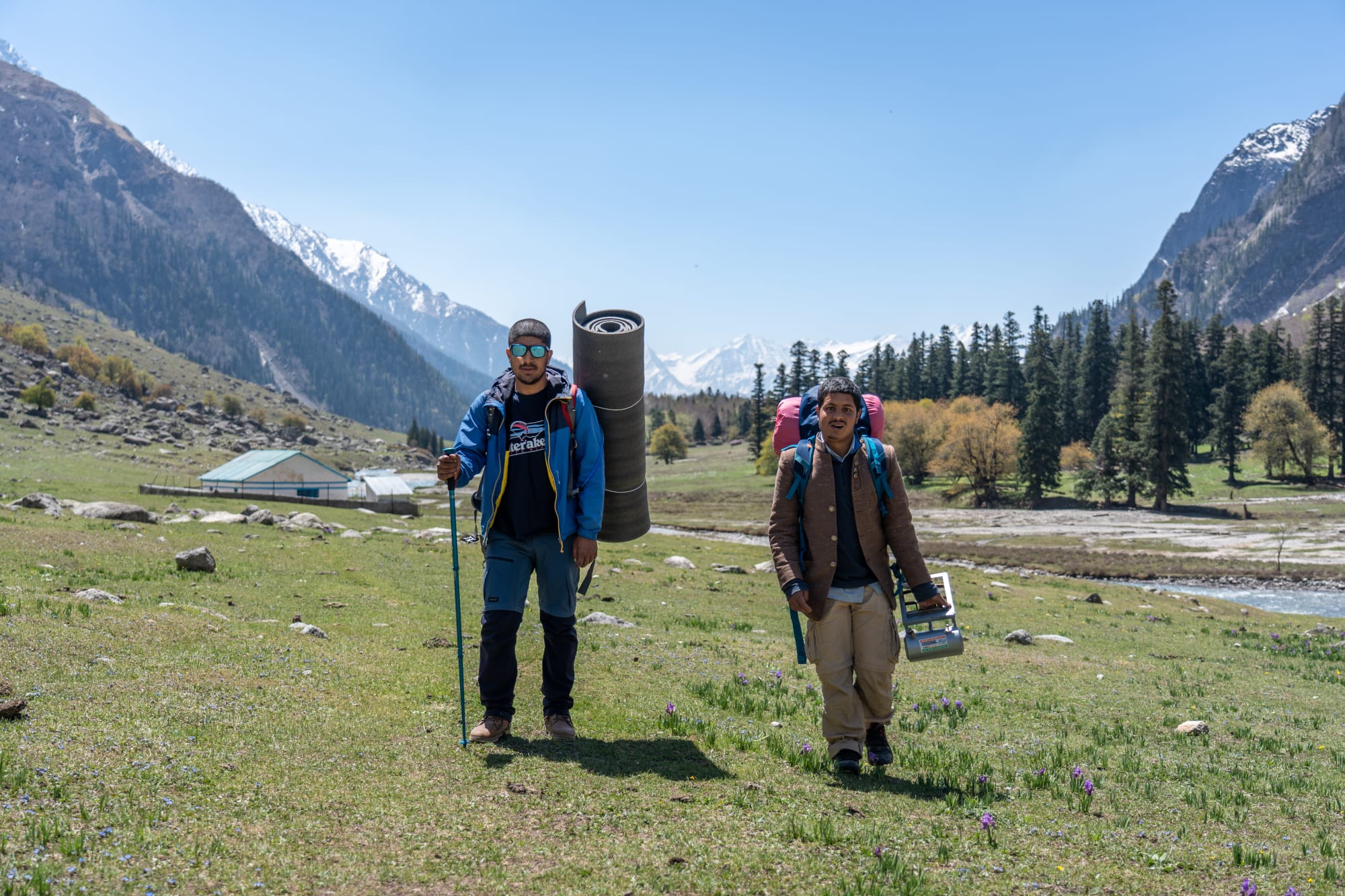 2 people standing at the campsite in Mulling