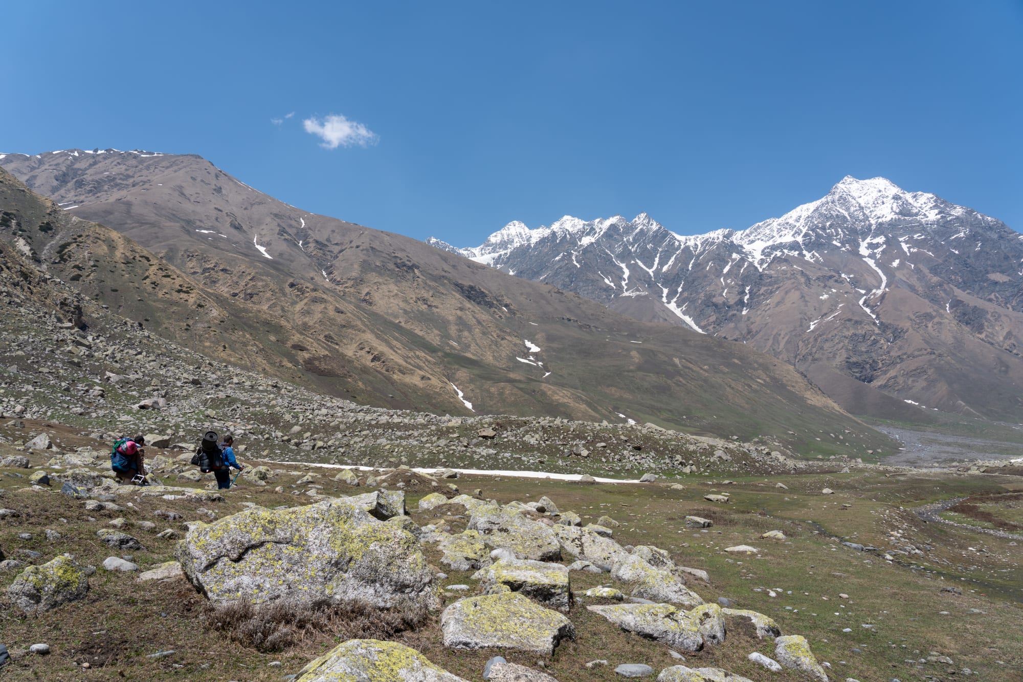 2 people walking on the meadows of Bhaba valley