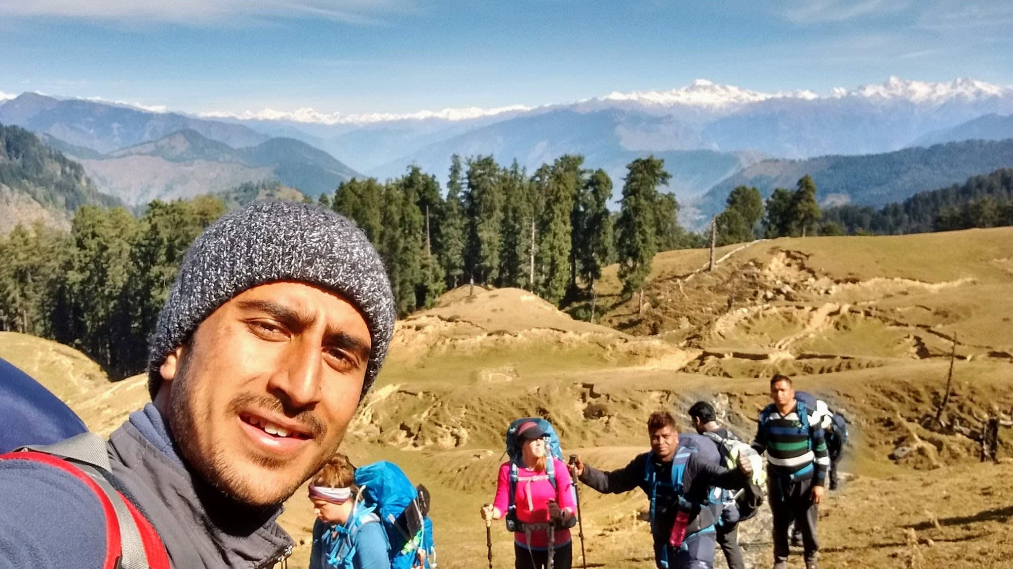 group selfi with beatufiul mountians in the backgorund