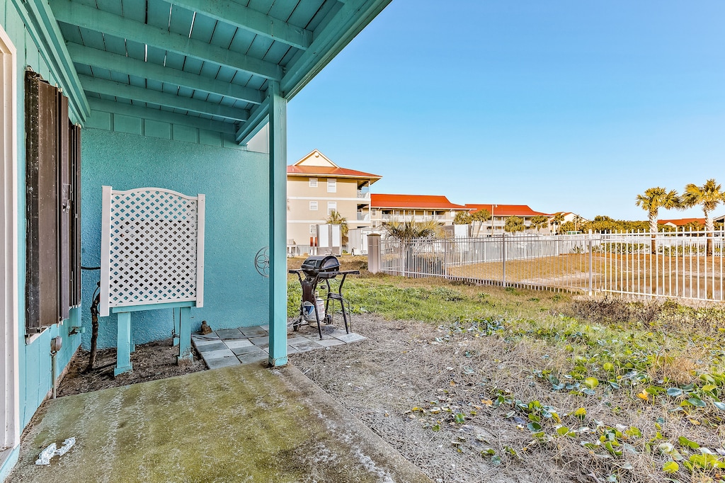 Dog-Friendly Townhouse with Free High-Speed WiFi, Central AC - Walk to the Beach