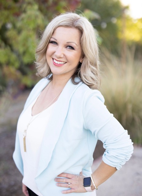 Headshot of Amy Ahlers