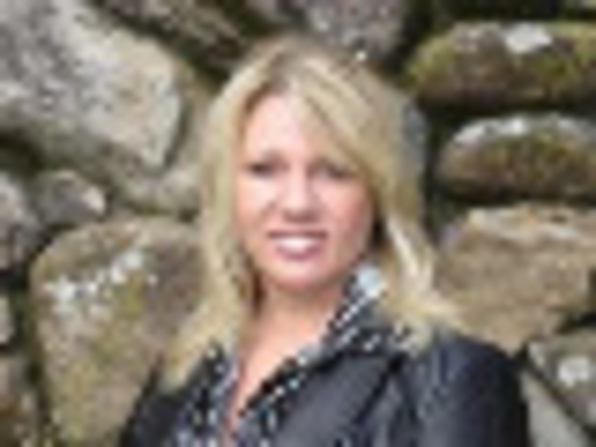 Headshot of Cathy Elliott