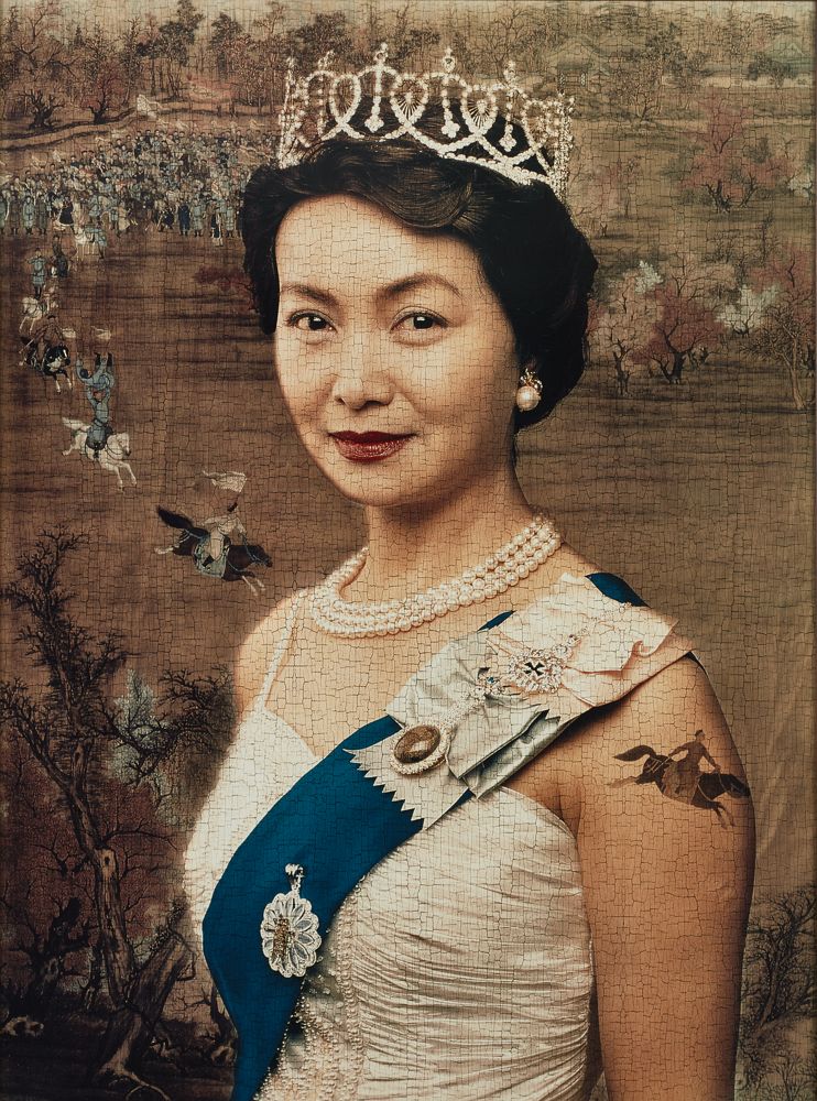 彩色照片中有一個女人,戴上皇冠和珍珠項鍊,身穿白裙,戴上別滿皇室徽章的藍色彩帶。背景是一幅中國古畫,畫中有一群人在草地上策馬奔馳。女人的一邊肩膀刺上其中一個騎士的紋身。作品上滿佈幼細裂紋,模仿古老油畫的質感。