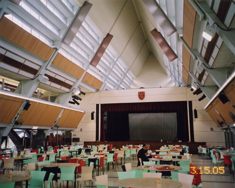 香港中文大學眾志堂學生活動中心（約1970至1972年）內部照片，顯示食堂區和地下層舞台 (2005年3月15日，[2000年代]數碼化 ...