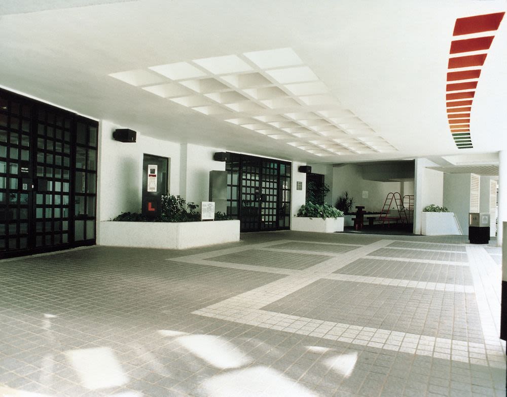 香港鰂魚涌康山發展項目（1980至約1987年）照片，顯示[住宅區內?]走道裝修 ([約1987年]，[2000年代]數碼化) - 劉榮廣伍 ...